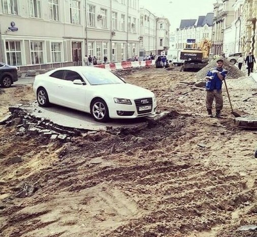 Aszfaltoztak Pécsen, egy autó pedig rossz helyen állt, de sikerült megoldani 7