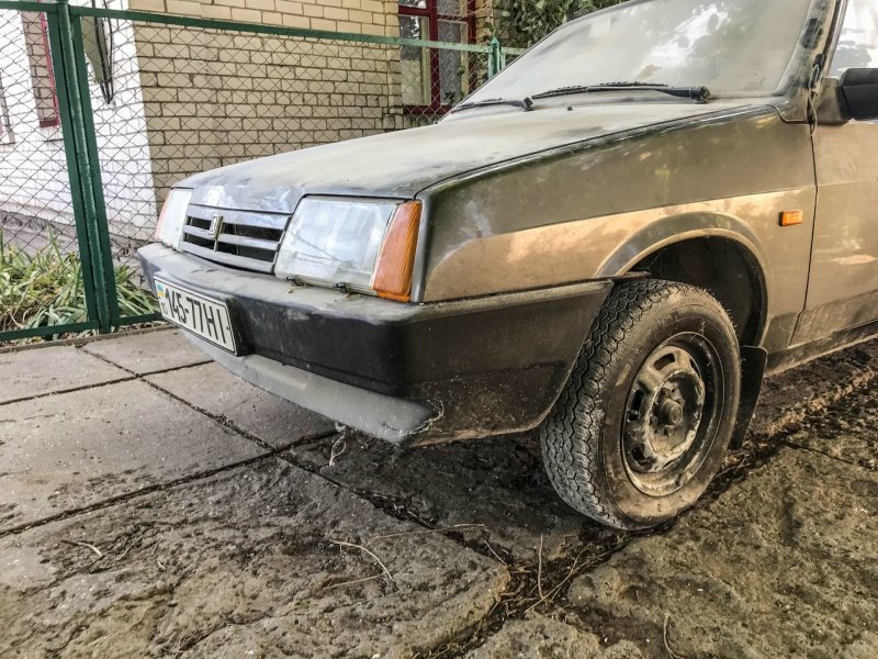 Különleges Ladát találtak egy ukrán garázsban, 25 évig állt elhagyottan 2