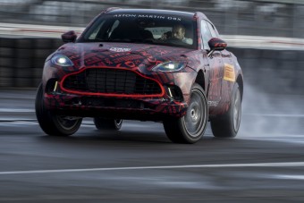 540 lóerővel, keresztben érkezik az Aston Martin DBX