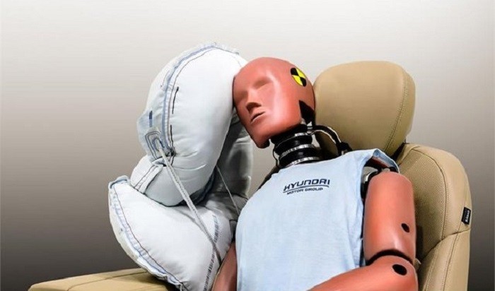 Beférkőzik az utasok közé a Hyundai új légzsákja 4