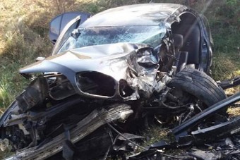 Fülénél fogva vitte be a részegen balesetet okozó fiát az apa a rendőrségre