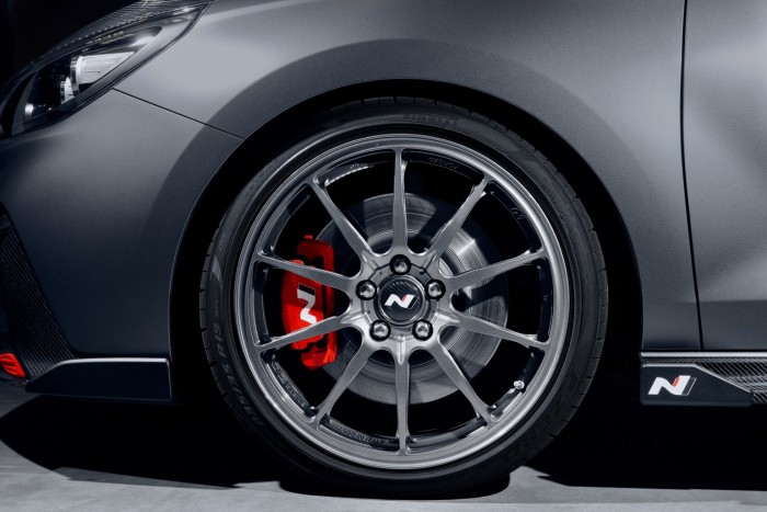 Karbonnal könnyítettek a Hyundai sportkompaktján 6