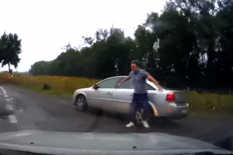 Addig nézte az előtte haladó megcsúszását, amíg ő esett le az útról