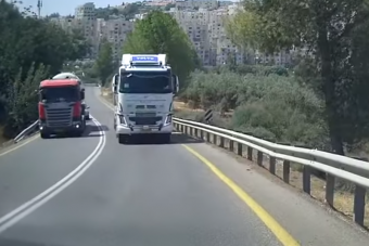 Hajmeresztő előzést mutatott be egy fiatal kamionos