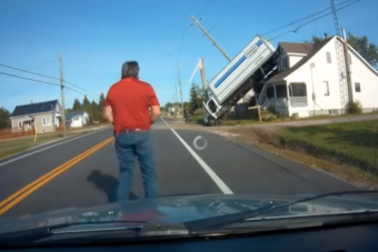 Videóra vették, ahogy háztetőn landol egy teherautó