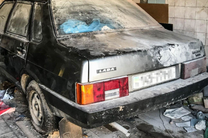 Különleges Ladát találtak egy ukrán garázsban, 25 évig állt elhagyottan