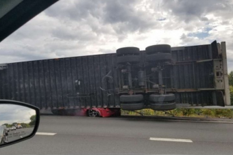 Kamion lapította ki a gyorshajtó Nissant, a sofőr túlélte