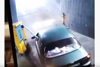 A sorompó és az autós kegyetlen küzdelméből a sorompó került ki győztesen