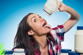 Ennek a nőnek bármi lecsúszik a torkán egy pillanat alatt