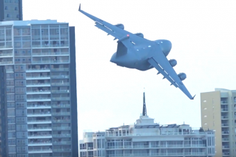 Zseniális, ahogy ez a katonai gép áthúz a felhőkarcolók között