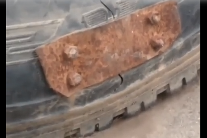 Így lehet gumit javítani egy rozsdás vaslemezzel és négy csavarral