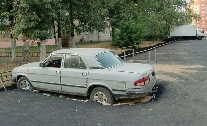 Aszfaltoztak Pécsen, egy autó pedig rossz helyen állt, de sikerült megoldani 4