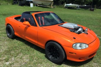 Rettentő erő lakik ebben a narancs MX-5-ben