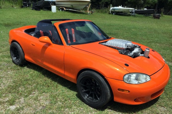 Rettentő erő lakik ebben a narancs MX-5-ben