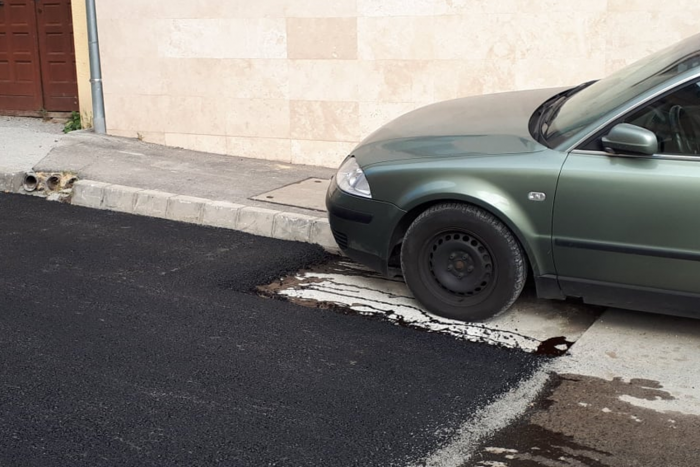 Aszfaltoztak Pécsen, egy autó pedig rossz helyen állt, de sikerült megoldani 1 Aszfaltoztak Pécsen, egy autó pedig rossz helyen állt, de sikerült megoldani 1