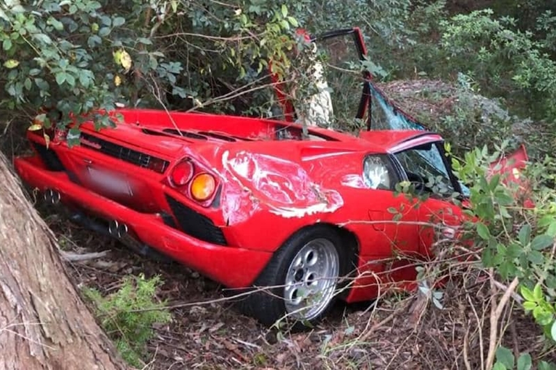Vásárlás után törte össze a piros Lamborghinit 4