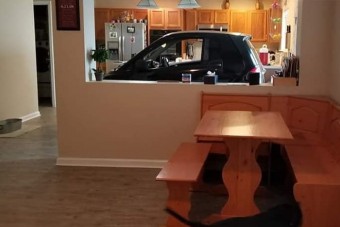 Mit keres az autó a konyhában?