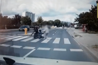 Négy hónapos csecsemőt sodort el a száguldó motoros a zebrán