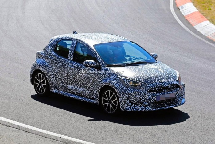 Tágasabb, sportosabb, hibridebb lesz az új Toyota Yaris