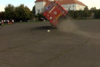 Felborult egy tűzoltóautó a diákoknak tartott váci bemutatón, három tűzoltó megsérült