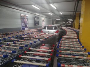 Bevásárlókocsikkal ejtették foglyul a rossz helyre parkoló autóst