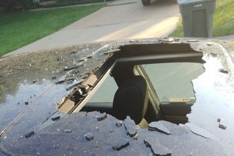 Sampon lőtte ki az autó tetőablakát