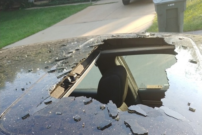 Sampon lőtte ki az autó tetőablakát