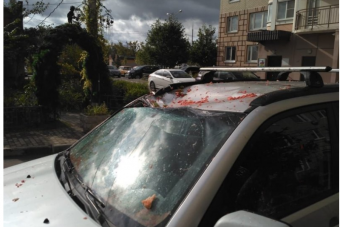 Komoly rombolást végzett a 14. emeletről Suzukira dobott dinnye