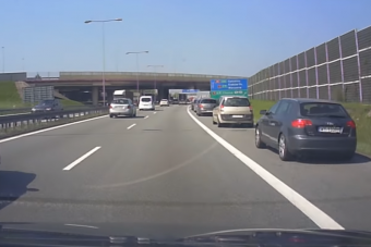 Ezt ne csináld soha, ha már a leállósávban áll a sor