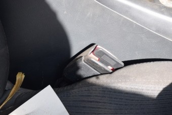 Kizuhant a Renault-ból az utas Kislángnál - vakcsatot használt biztonsági öv helyett