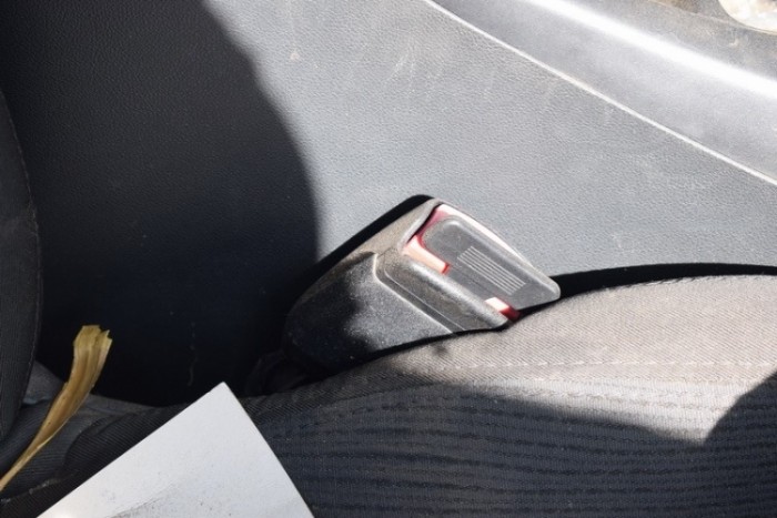 Kizuhant a Renault-ból az utas Kislángnál – vakcsatot használt biztonsági öv helyett