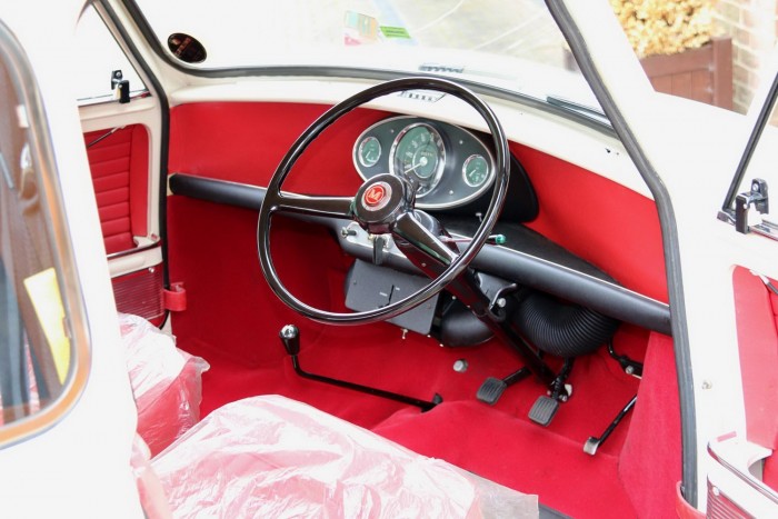 Nem sikerült megtanulni vezetni, ezért ötven évig állt a Mini 6