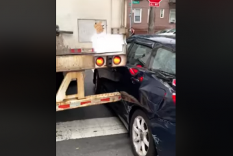 Fájdalmas pusztítást végzett a szűk utcára hajtó kamionos