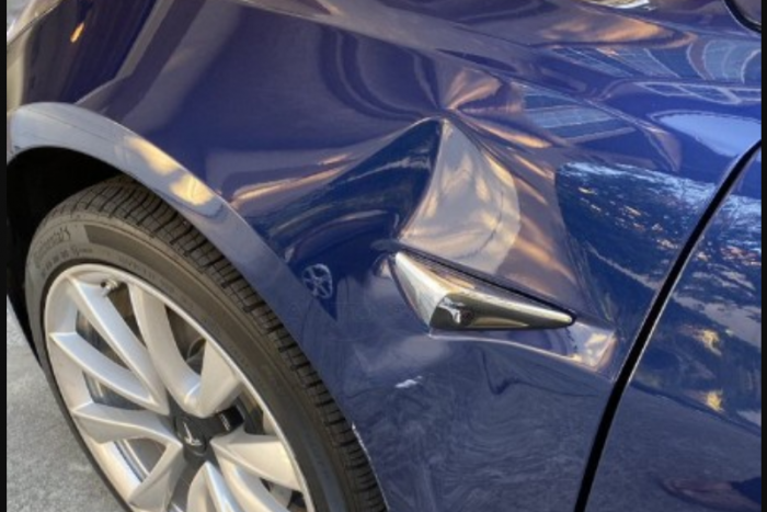 Máris baleseteznek a pár napja távirányítással hívható Teslák