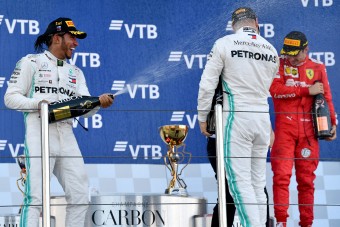 Hamilton: Nehéz volt tartani a lépést a Ferrarival