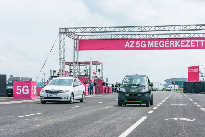 Az autó önvezet, ön nem vezet (x)