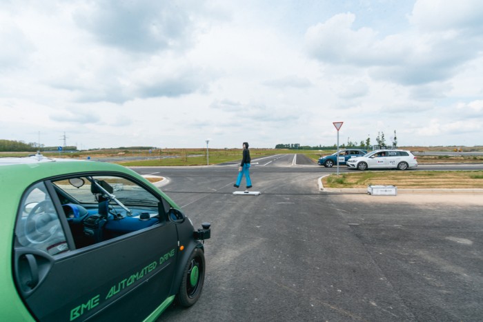 Az autó önvezet, ön nem vezet (x) 1