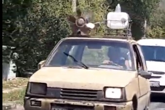 Menet közbeni felfrissülés: zuhanyzót tákolt öreg roncsába egy kazahsztáni szaki