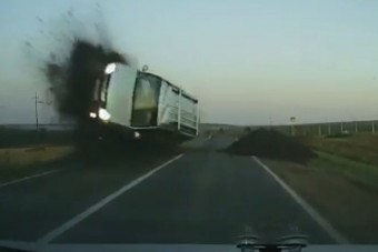 Felújítás alatt álló útra hajtottak, csúnya baleset lett a vége