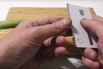 Életveszélyes fegyvert faragtak az Apple hitelkártyájából, szó szerint