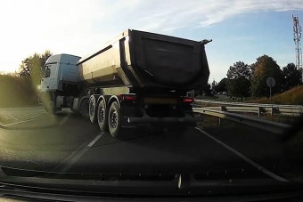 Videón, ahogy elszabadult a pokol az M1-es egyik felhajtójánál