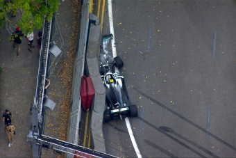 F1: Bottas a falban, lerobbant a Ferrari