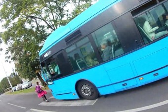 Majdnem elütött egy kislányt a zebrán egy BKV-busz Kőbányán