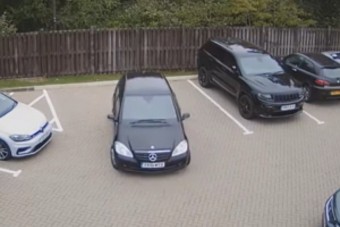 Sírva röhögős bénázást adott elő ez a parkoló autós