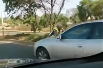 Motorháztetőn vitte tovább a rendőrt