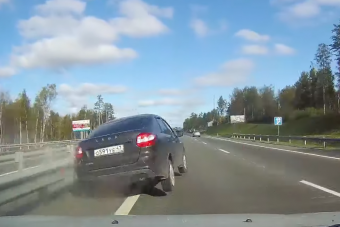 A 160 km/óra sem volt elég gyors, jobbról előzött és ütközött a tahó sofőr