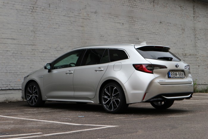 toyota corolla 2. 0 hybrid teszt 4