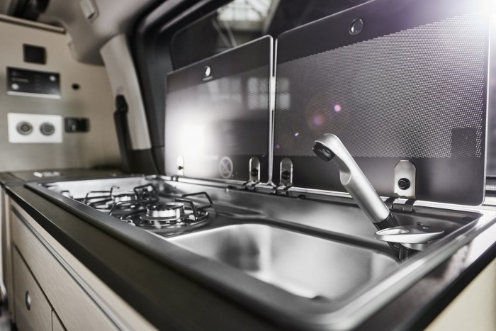 Márkakereskedésből rendelhető ez a kempingbusz 8