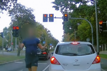 Ezer éve zöld volt a lámpa, de csak nem indult az idős sofőr