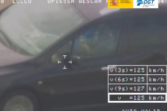 Rubik-kockát rakott vezetés közben egy autós